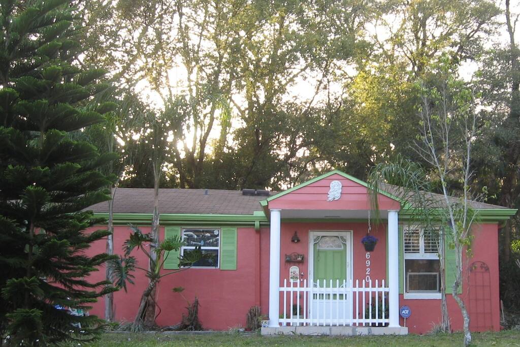 Welcome to the Wren's Nest, your tropical get-away in the beautiful tree shaded Seminole Heights neighborhood on the Hillsborough River!