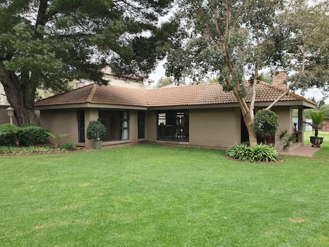 Isolated 1bed luxury cottage 10min to O.R Tambo