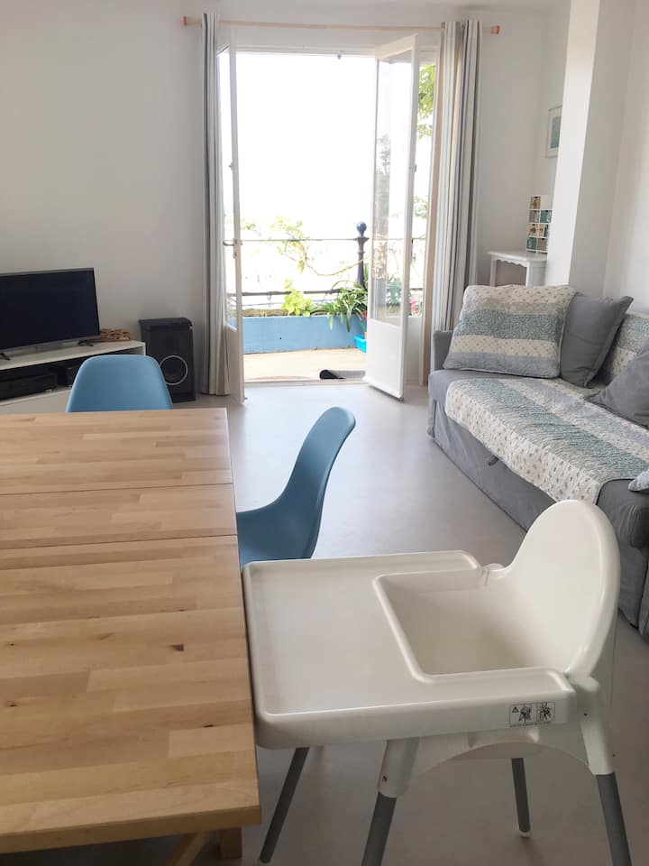 Bienvenido a los más pequeños con la silla alta...