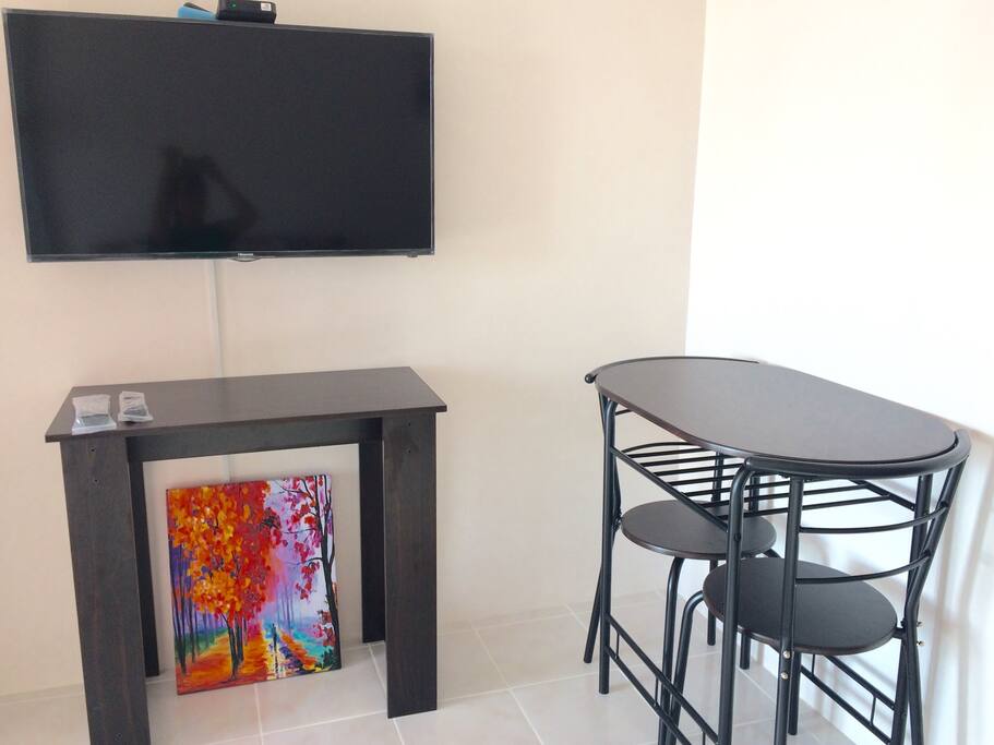 40in TV with TV plus / Intimate table for two