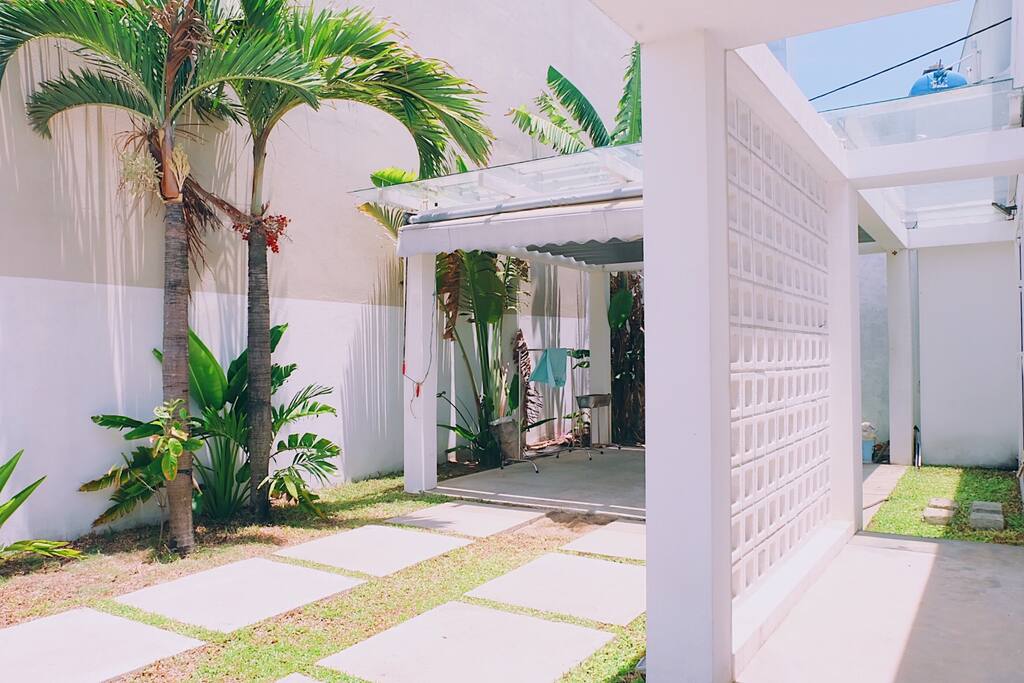 Khu vực đậu xe và không gian BBQ