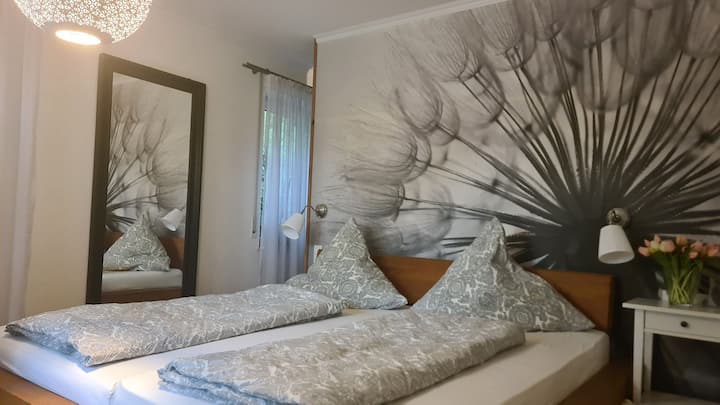 Dhoma kryesore e gjumit 1 me një krevat 200x200 metra