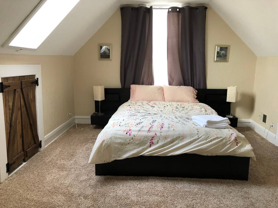 Upstairs Master Bedroom with Queen size bed