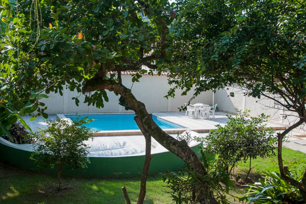 Piscina e jardim