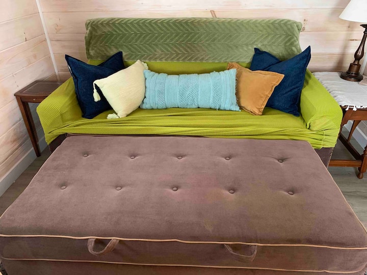 Pohovka môže byť rozložená na jednodňový salónik/posteľ!  Daždivé?  Uvelebte sa a sledujte Netflix!  Živé posedenie a plyšové vankúše lákajú relaxáciu po dobrodružstvách v prírode!