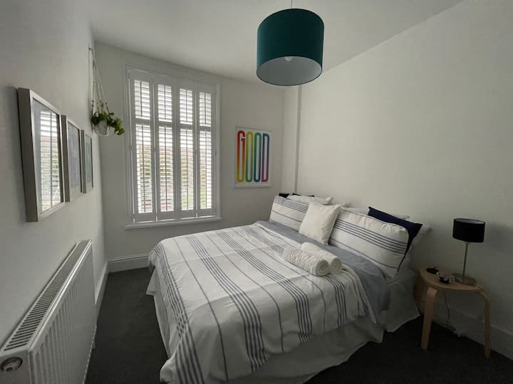 Chambre à l'arrière :
Lit double, à côté des lampes, plaquettes de recharge pour téléphone, bureau pour travailler à la maison, moniteur à écran large incurvé pour brancher un ordinateur portable (ou une console de jeu !), espace suspendu pour les vêtements, miroir.