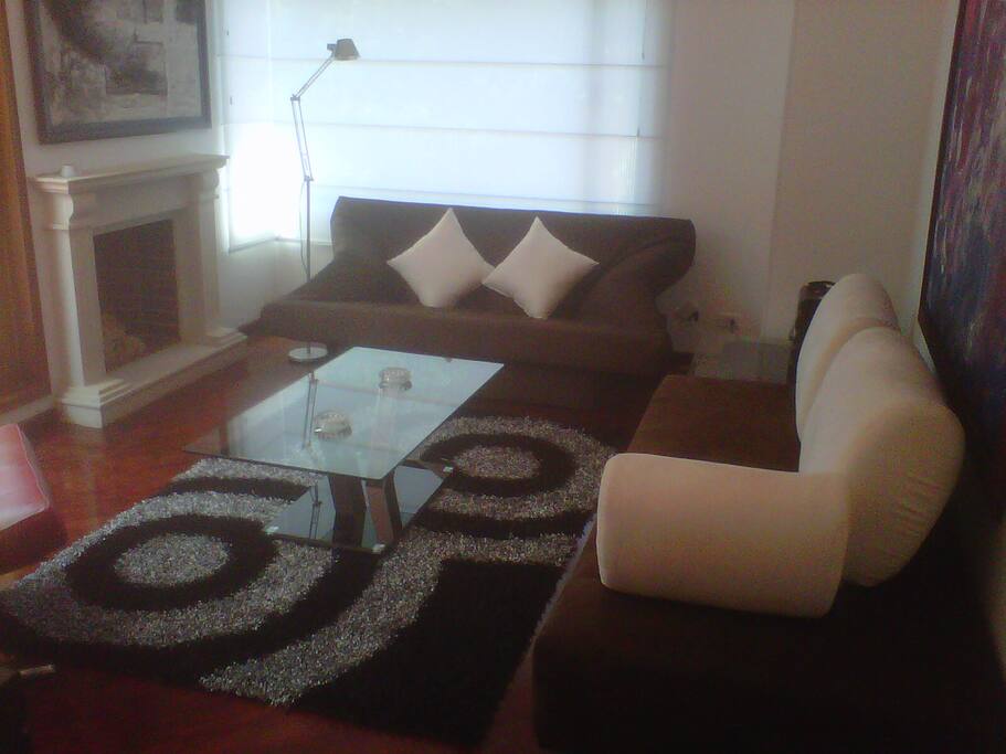 SALA DEL APARTAMENTO CON VISTA A LA CALLE Y A LA TERRAZA DEL DEPARTAMENTO DE USO EXCLUSIVO, CON VISTA A ZONAS VERDES, Y UN PARQUE PARA HACER EJERCICIO A UNA CUADRA DEL APARTAMENTO. CENTROS COMERCIALES COMO: UNICENTRO Y HACIENDA SANTA BARBARA Y UN EXCELENTE SECTOR COMERCIAL PARA DISFRUTAR CAMINANDO.