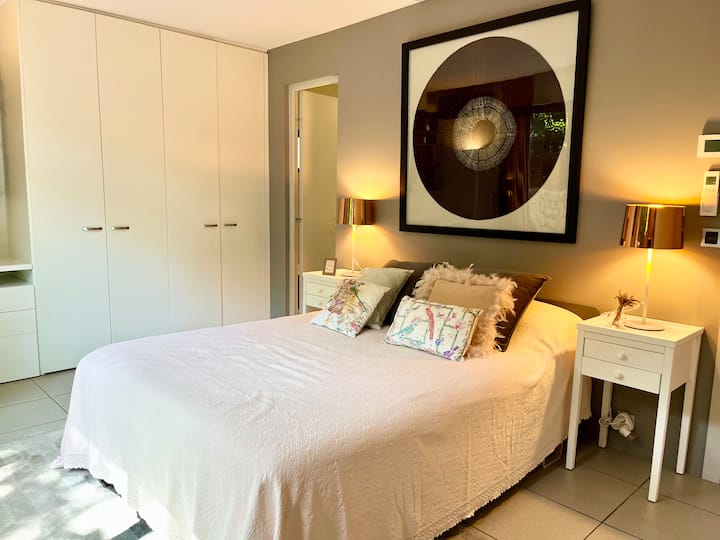 La 5e chambre dispose d'un lit double (queen size) et est située au niveau du jardin, avec une salle de bains privative (avec baignoire/douche).