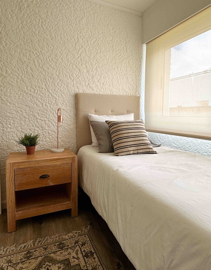 חדר שני עם מיטת יחיד ומיטת ים