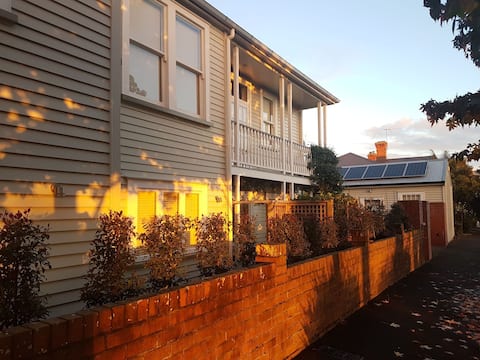 Charming quaint cottage a stroll to cafes Ponsonby