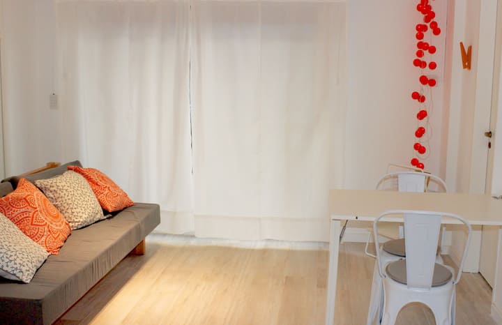 加大双人床（ 1.8x2米） -可伸缩桌-电视无线网络-免费无线网络-独立厨房-卫生间-阳台