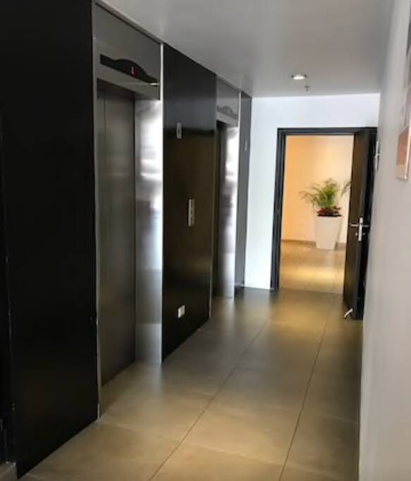 COMFORTABLE ACCESS BY ELEVATORS/
COMODO ACCESO POR ELEVADORES
