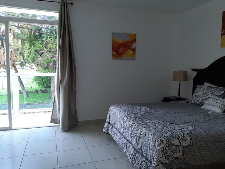 主卧-可使用阳台 

主卧-可通往阳台