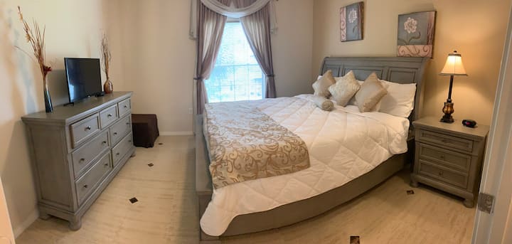 Dormitorio con cama tamaño king .