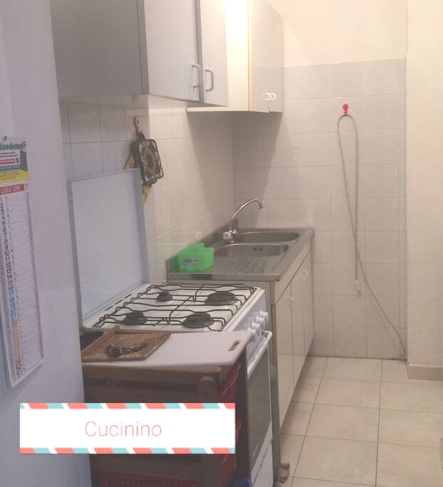 Angolo cottura separato con frigo, lavabo...