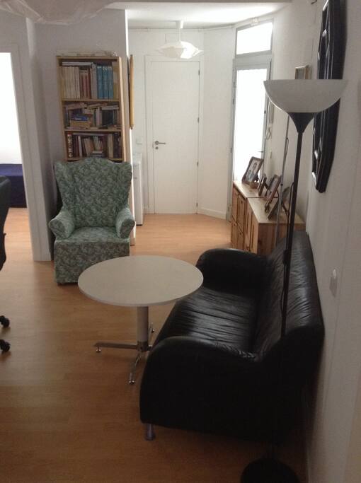 2.1 Sala de estar con luz natural. Faltan la parte izquierda, la TV y el descodificador