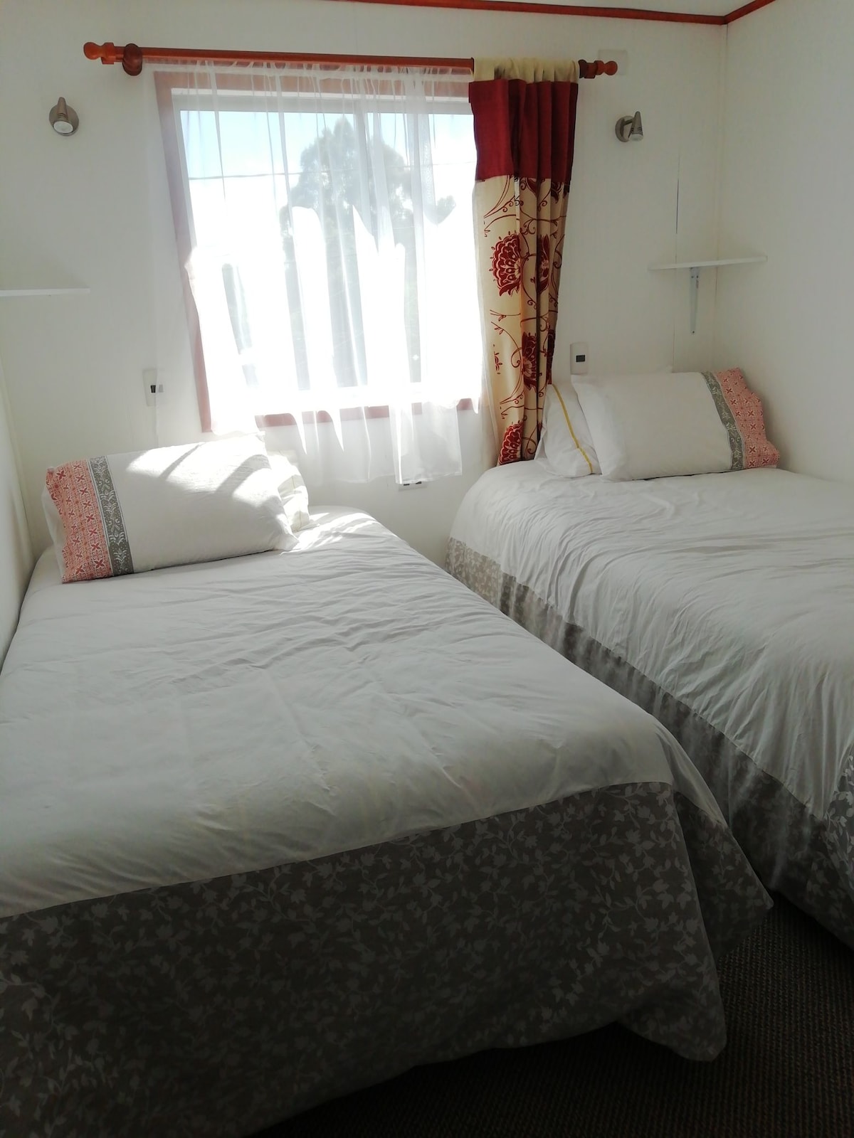 غرفة النوم 2: سريران ونصف