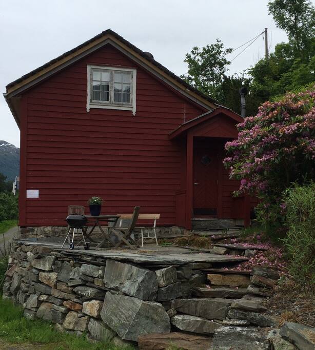 Huset frå sørsida. Utsiktsplass med grill