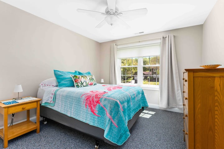 "Chumba cha Flamingo" na godoro la kifahari la Serta 