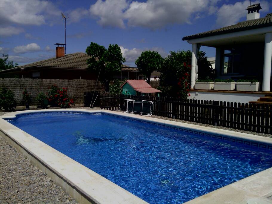 La casa cuenta con piscina privada