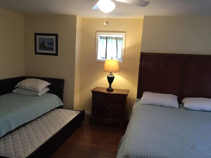 Цел поглед на сите кревети за спалната соба надолу по скалите