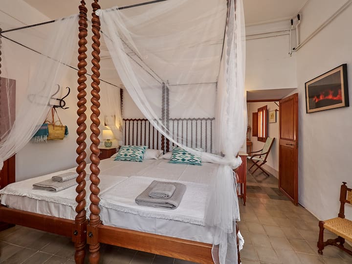 Soba u prizemlju s kupaonicom spojenom sa sobom i krevetima u starom stilu