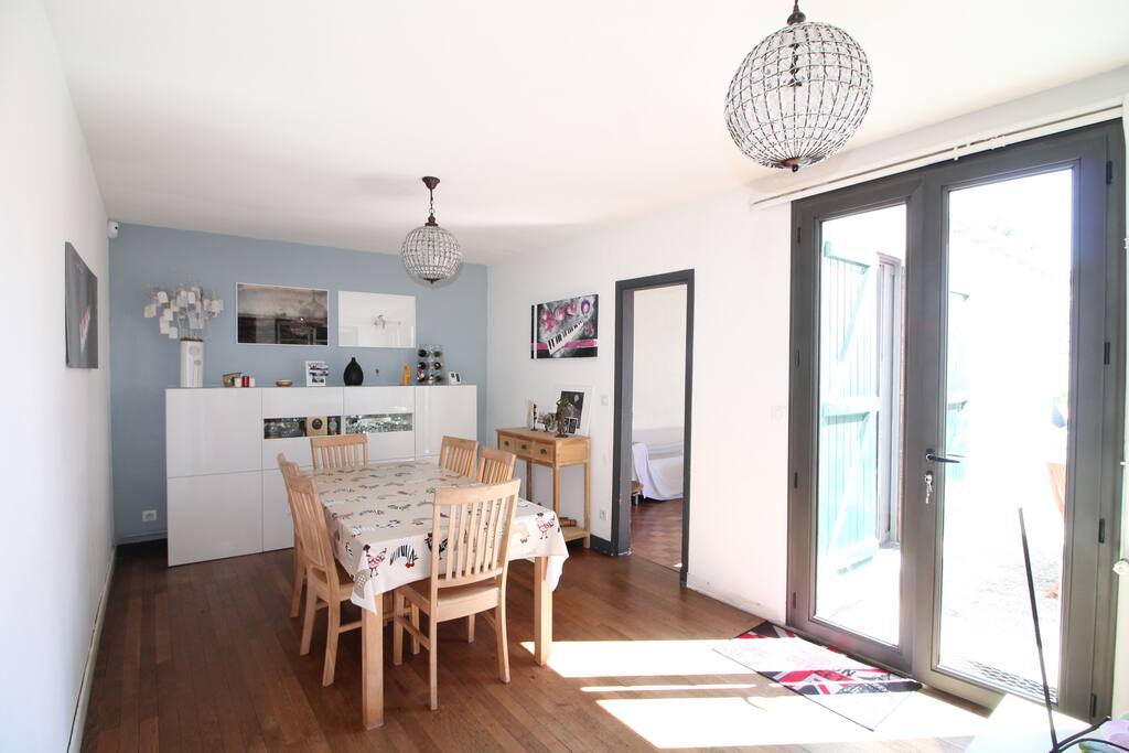 Salle à manger donnant sur la terrasse et le salon.