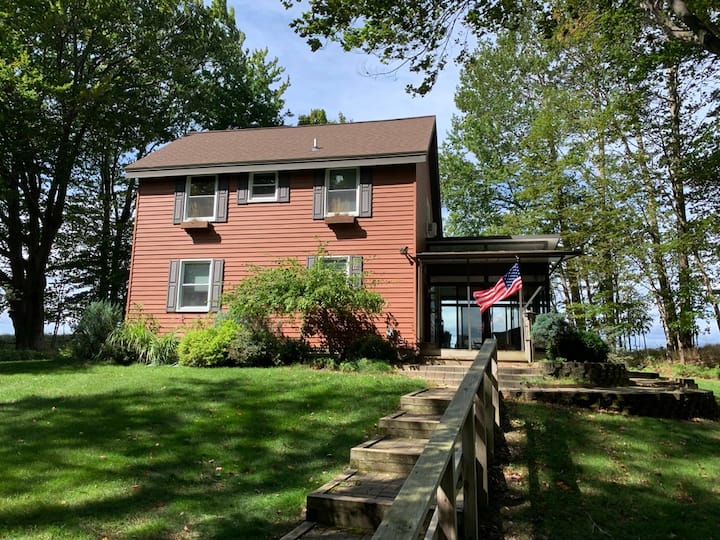 Red Cottage Overlook Lake MI Hot Tub Houses for Rent in Manistee