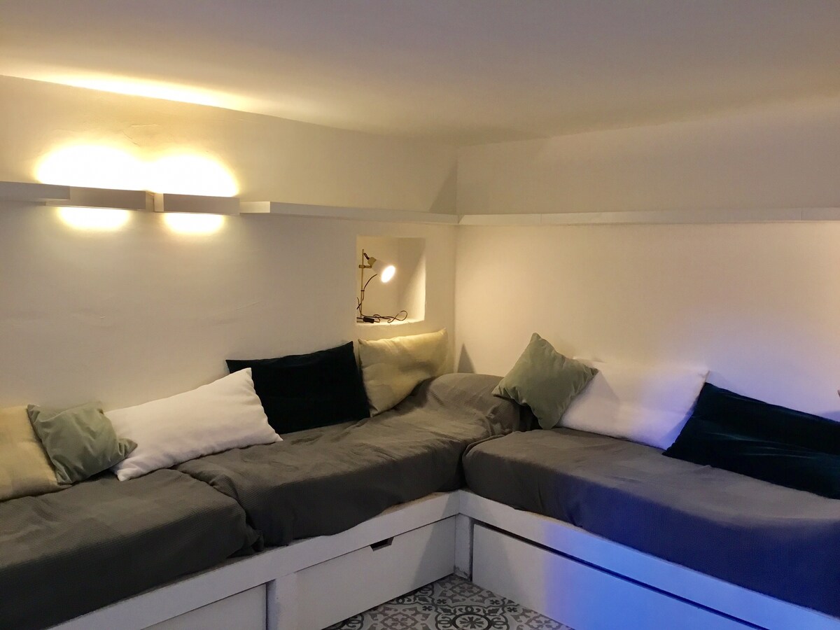 סלון עם 3 מיטות ומיטה נפתחת למטה