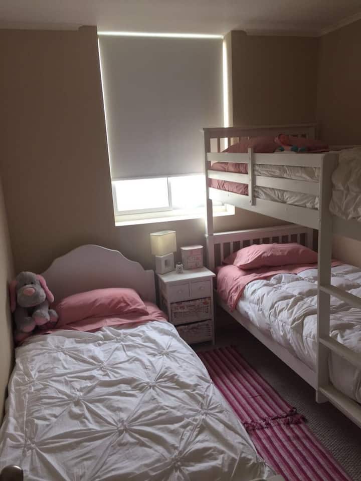 Chumba cha kulala, vitanda 3 1 seater