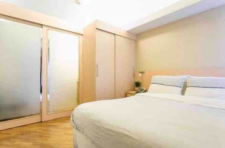 Queen size bed with plush memory foam top luxe mattress, 4 pillows, duvet or quilt, 300 tc 100% cotton sheets, power outlets at bedside tables, and reading lamps 