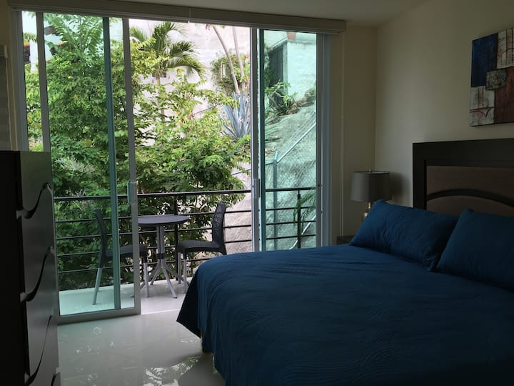 Dormitorio 2, cama king, acceso al balcón.