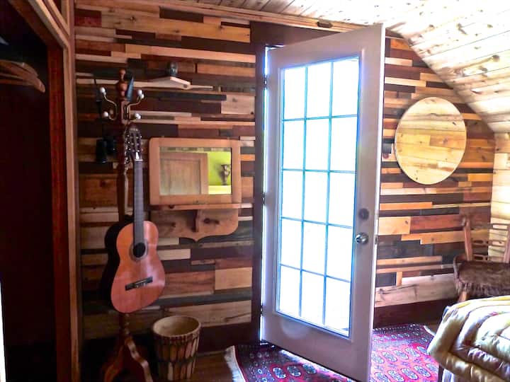 Panoramatický výhľad na rieku s druhou spálňou. Kráľovské bývanie, umelecky navrhnuté so všetkým ekologickým prírodným cédrom pestovaným priamo tu v Northumberlands.
Super pohodlné postele sú tu všetky nové, žiarivo čisté ubytovanie na rieke Trent. 