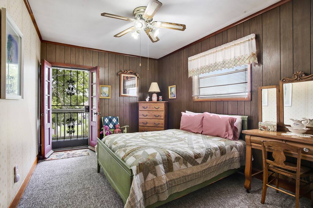 Cozy Bedroom (Full Size Bed)