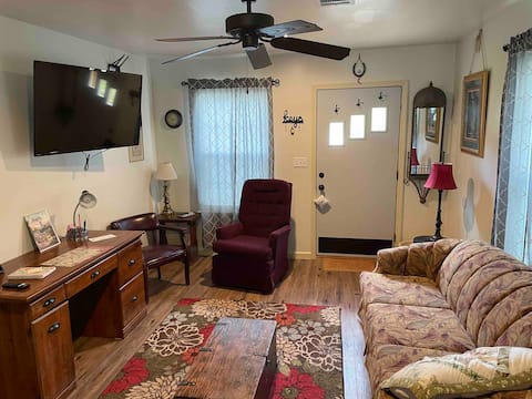 Top Airbnb: Cozy 2 bedroom German Cottage. in Amarillo