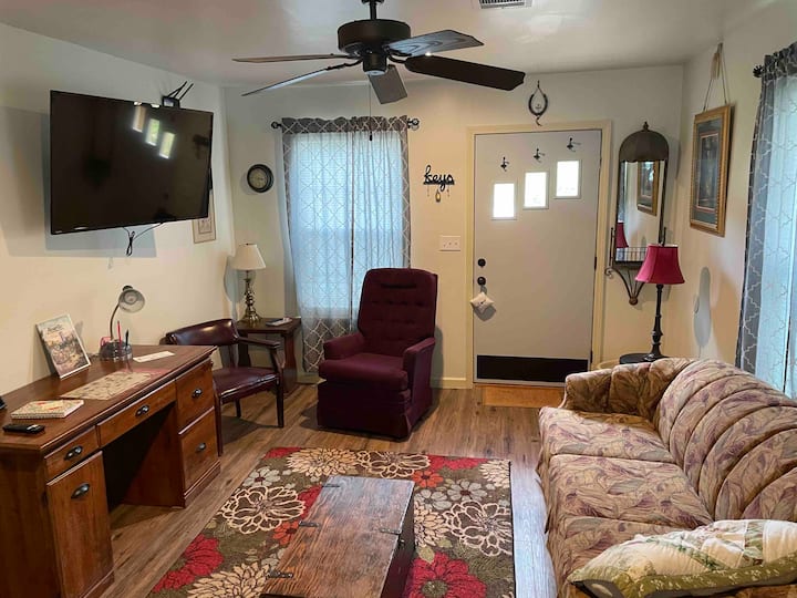 Cozy 2 Bedroom German Cottage. - Amarillo Zoo, Amarillo