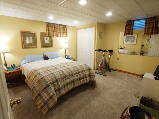 Brookfield BM Apt - Private Bath, Kitchen, Laundry