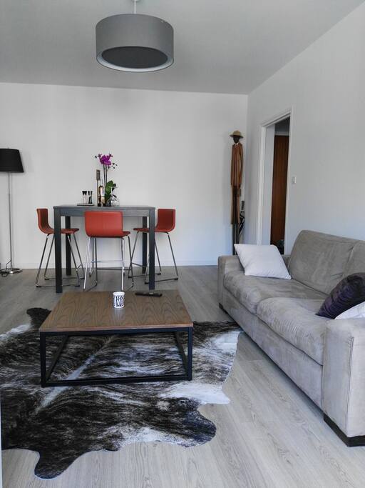 Coin repas dans le salon