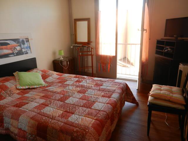 Room in a quiet 5 minutes from the center