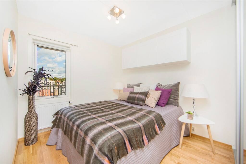 the bedroom - with queen size bed (160 cm)