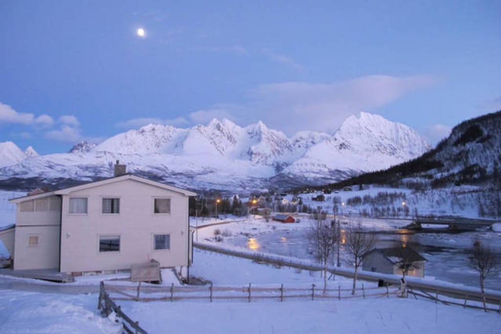 Accomodation nestled within the best Lyngen has to offer.