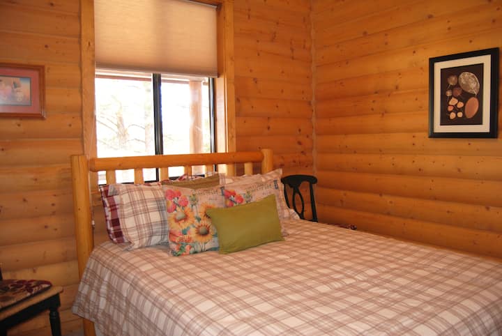 Bedroom 2, queen bed, sleeps 2