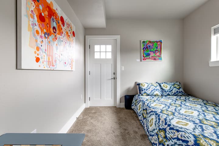 Východná spálňa s dverami na zadnú terasu