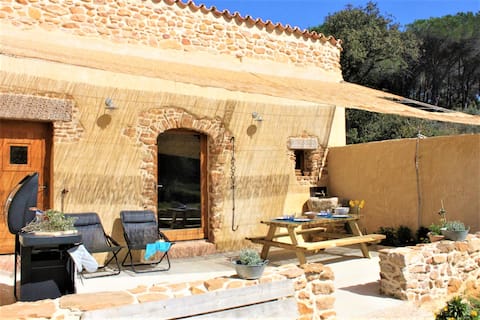 Garrigue scents. Lodge in a 4 ha estate