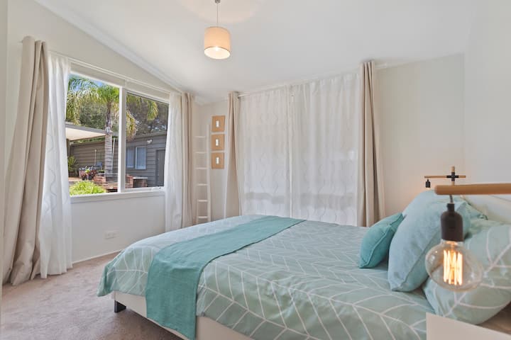 Светла спална соба 