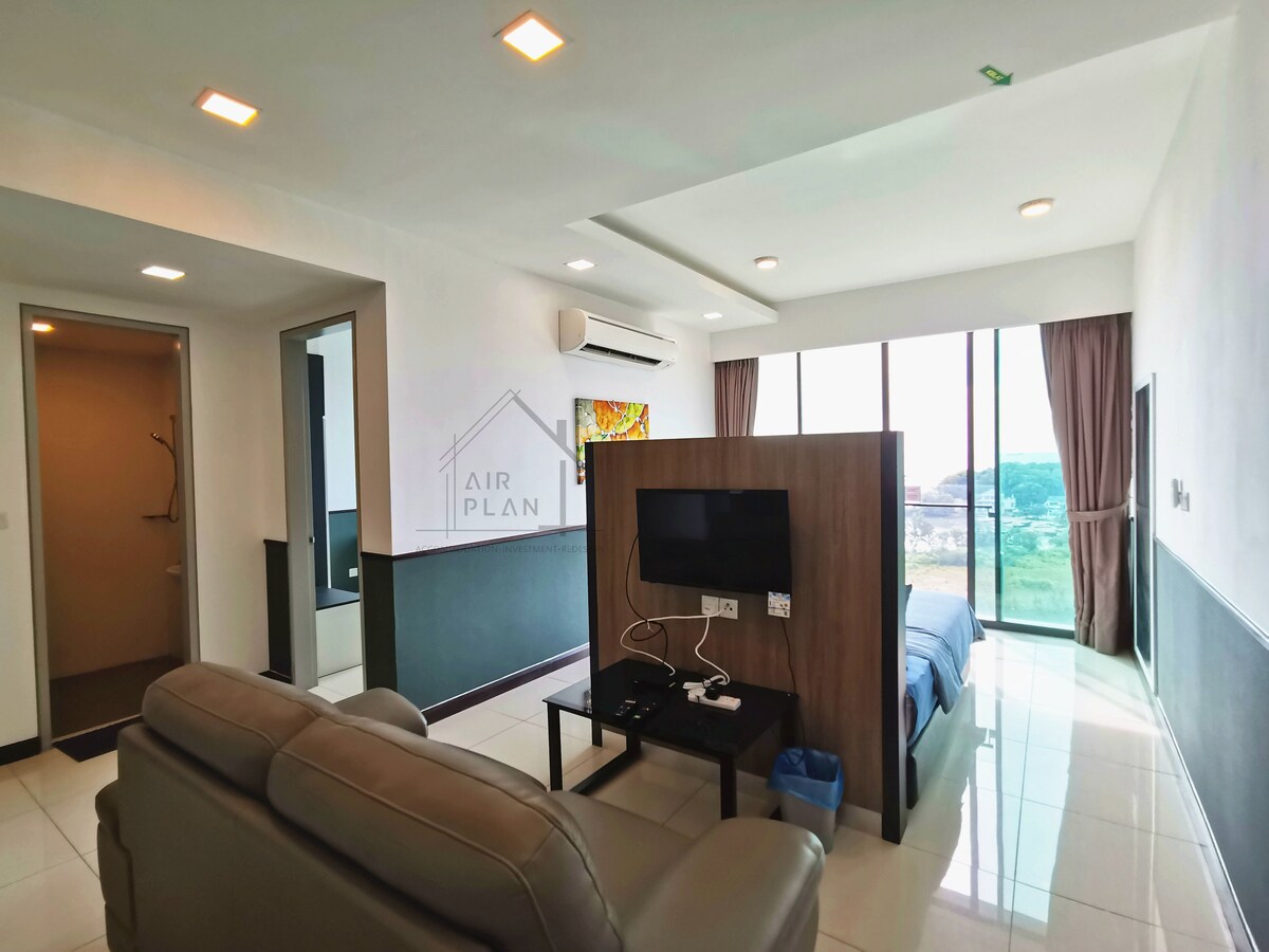 Pogled na unutrašnjost: dnevni boravak s TV-om i kaučem