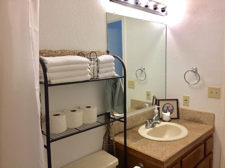 Fish/Gill netting themed bathroom, with soft fresh towels.