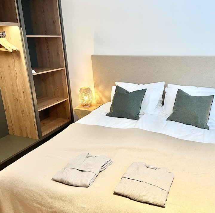 Every bedroom can be set with Twin beds or a King size bed. 