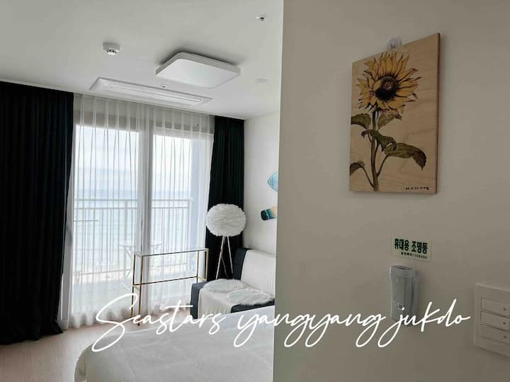 Ყველა, ვინც მოდის, მდიდარია ჰონდეს ავტორის მიერ მზესუმზირის ყვავილების ენერგიით. 