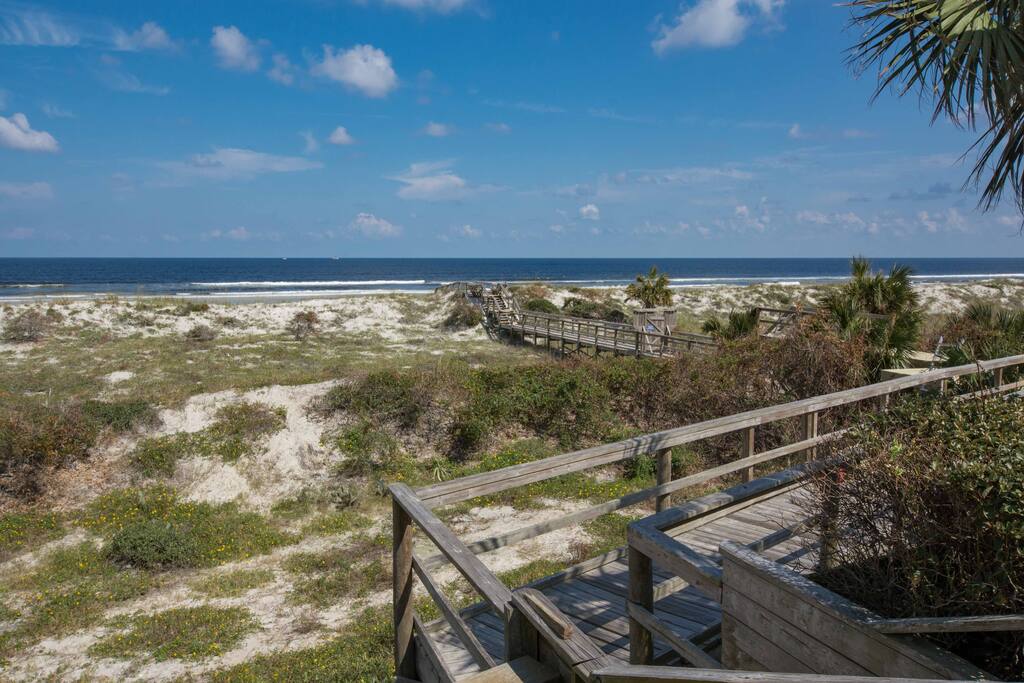 3-minute walk to the beach